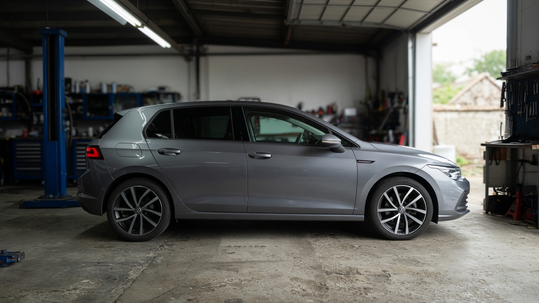 Volkswagen Golf déposée dans un atelier pour entretien et contrôle technique