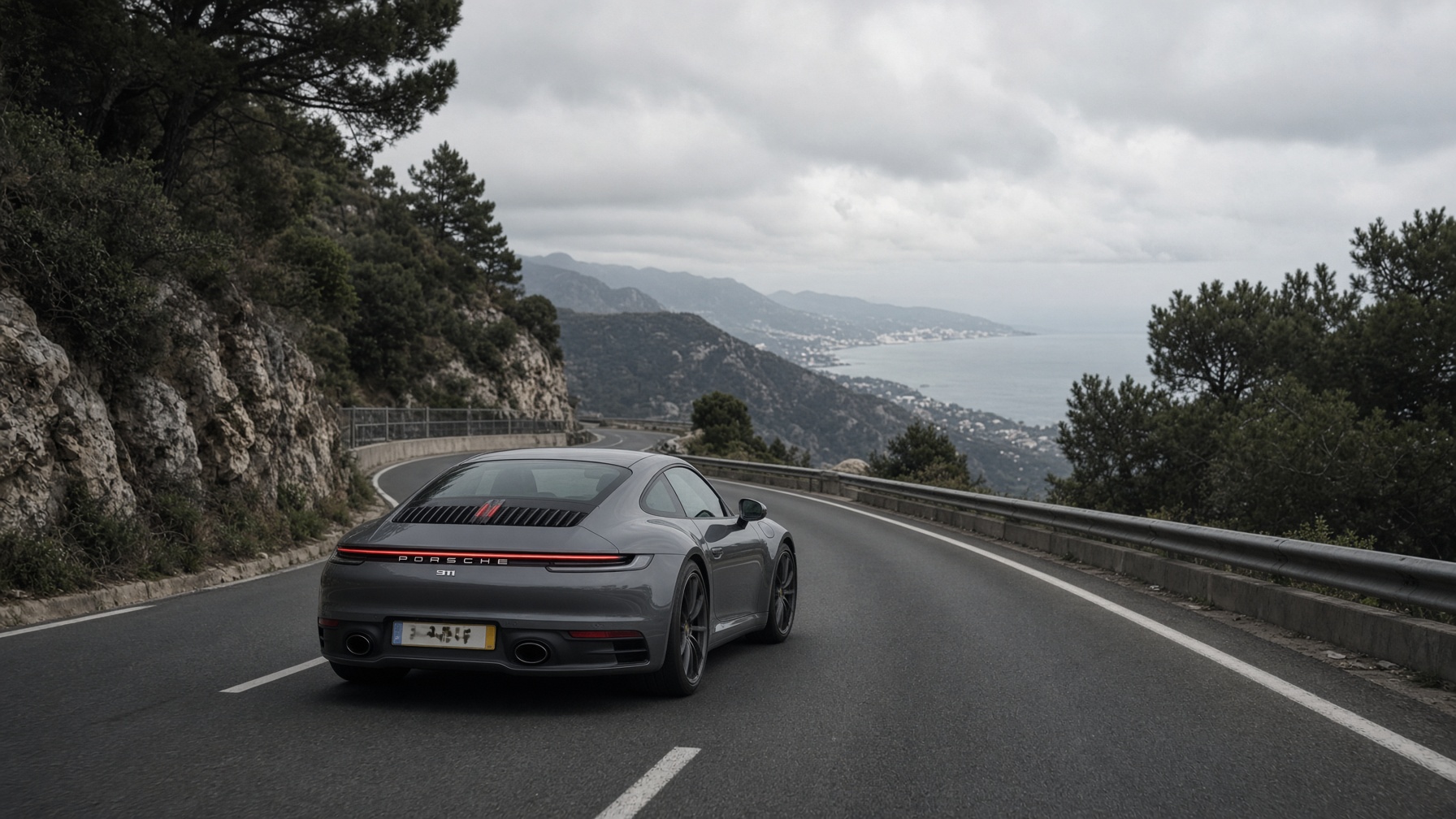 Porsche 911 prise en charge lors d’un convoyage de prestige